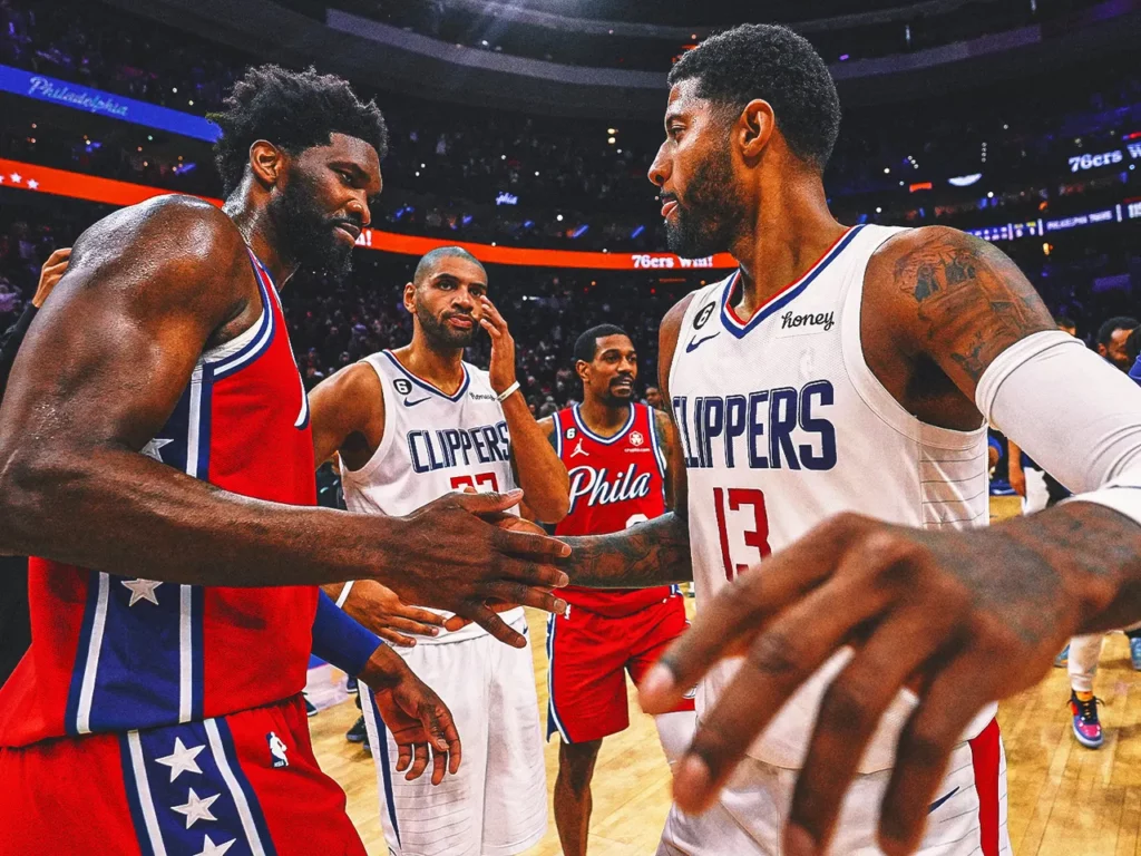 Joel Embiid e Paul George se cumprimentam após partida entre Sixers e Clippers. O Ala terá papel fundamental em ampliar o legado de Embiid na NBA.
