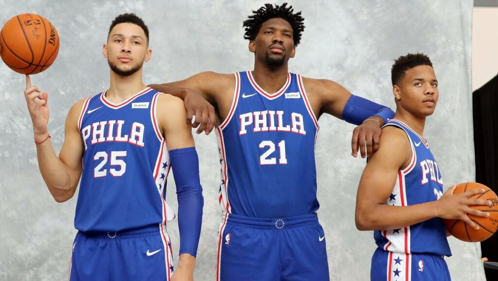 A imagem traz Ben Simmons, Joel Embiid e Markelle Fultz. Os 3 nomes eram tidos como o futuro dos Sixers e fundamentais no legado da Embiid na NBA.