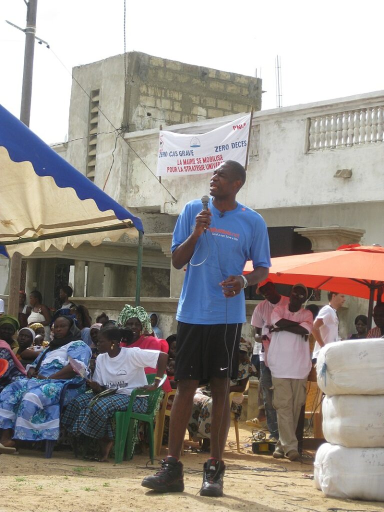 Dikembe Mutombo palestra no Senegal sobre a importância de dormir utilizando mosqueteiros